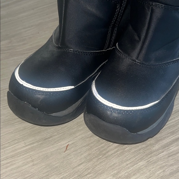 Size 3 Boys Double Velcro Black Kids Winter Snow Boots. Very good condition - Picture 5 of 10